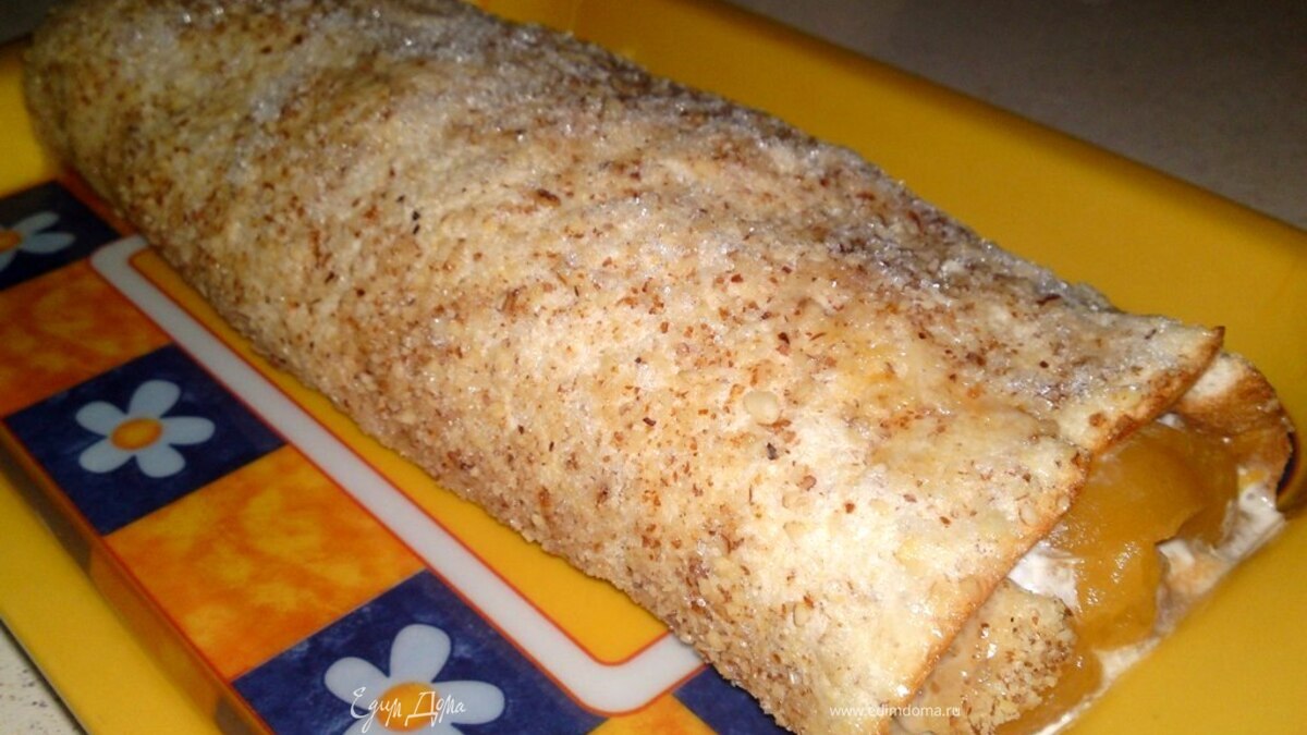 Рулет из меренги с абрикосами и миндалем