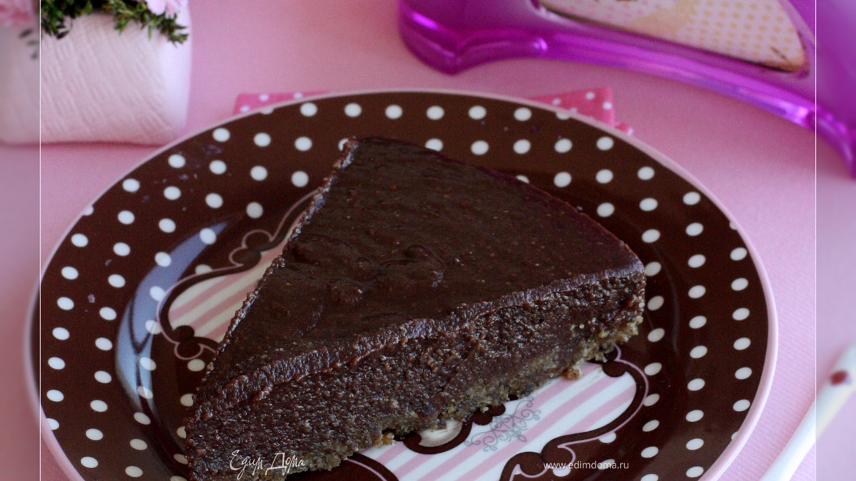Шоколадный торт с финиками и ореховым кремом без муки и сахара