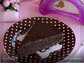 Шоколадный торт с финиками и ореховым кремом без муки и сахара
