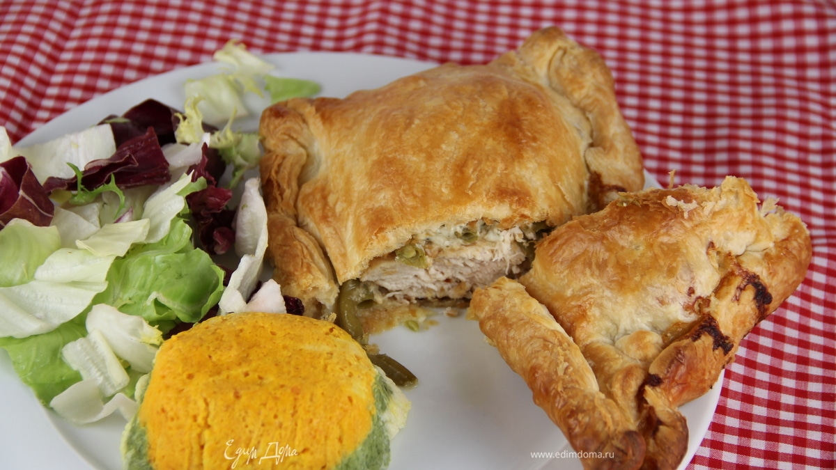 Куриные грудки, запеченные в слоеном тесте с овощами и мягким сыром