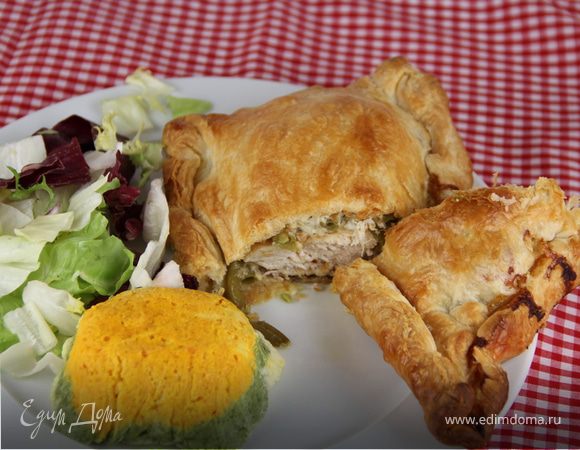Куриные грудки, запеченные в слоеном тесте с овощами и мягким сыром