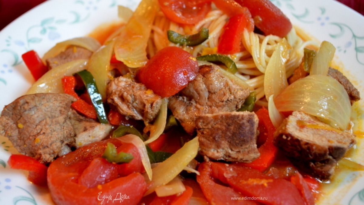 Свинина, тушенная с перцем поблано