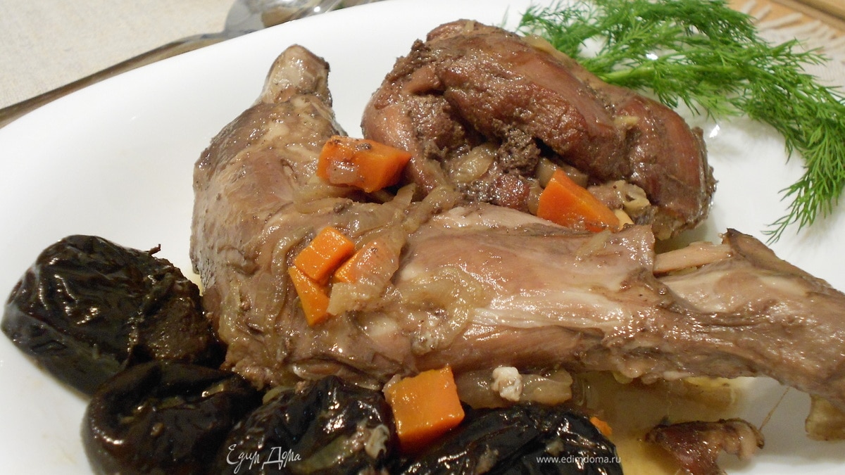 Кролик, тушенный с черносливом