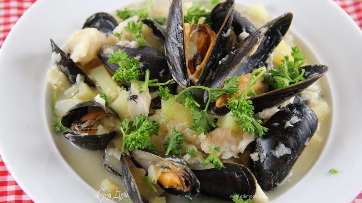 Густая похлебка с картофелем, мидиями и треской