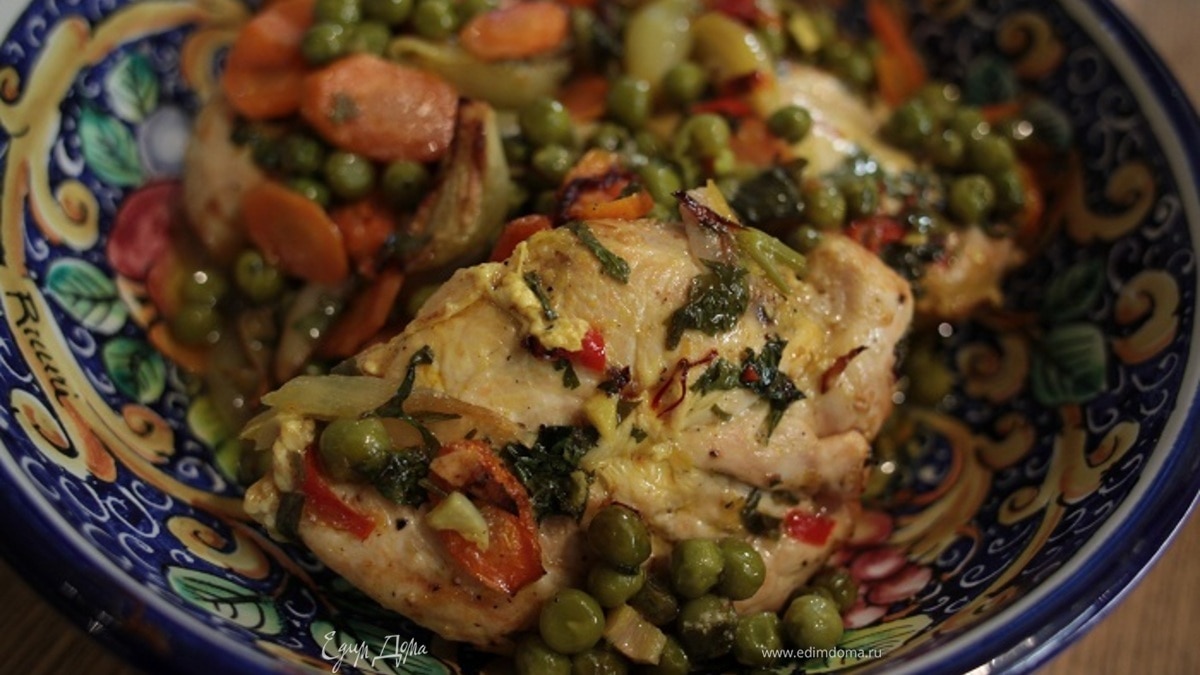 Цыпленок с зеленым горошком, морковью и шафраном 