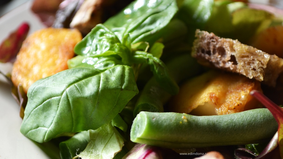 Салат со спаржевой фасолью, жареным козьим сыром и апельсиновым соусом