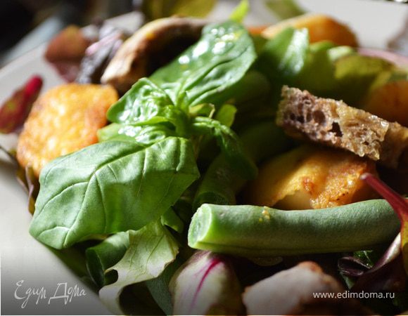 Салат со спаржевой фасолью, жареным козьим сыром и апельсиновым соусом