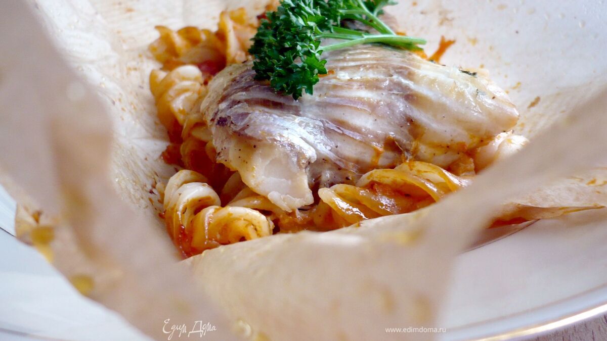 Филе красного окуня, запеченное в конверте, на пасте с овощами