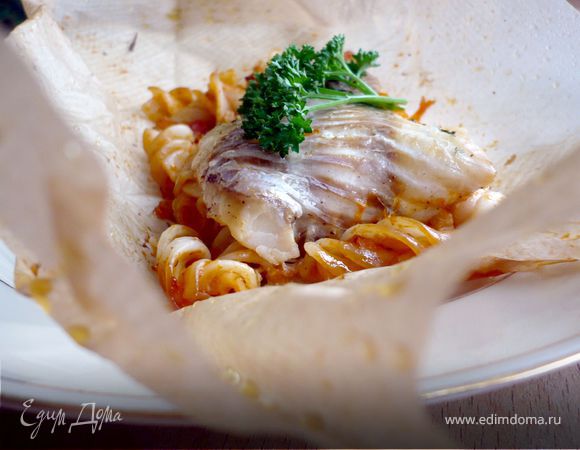 Филе красного окуня, запеченное в конверте, на пасте с овощами Филе красного окуня, запеченное в конверте, на пасте с овощами