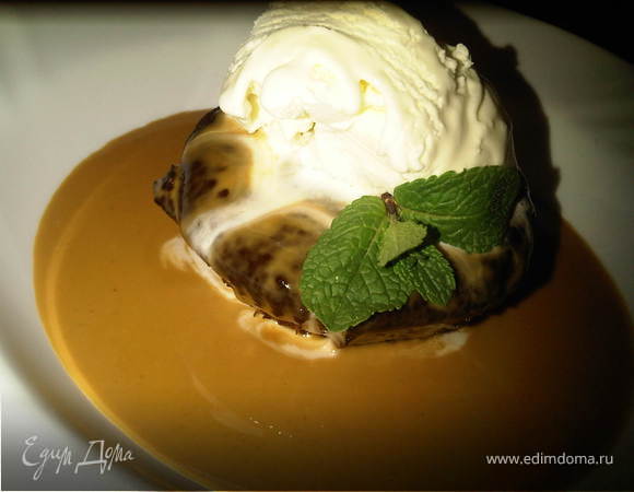 Финиковый кекс с соусом тоффи и ванильным мороженым Финиковый кекс с соусом тоффи и ванильным мороженым