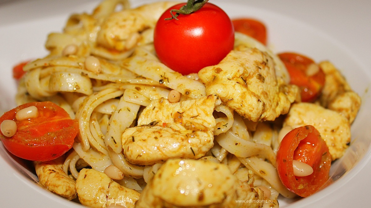 Паста с курицей, соусом песто и кедровыми орешками