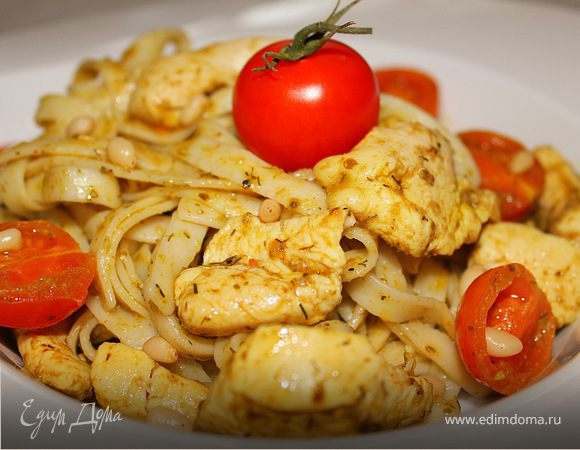 Паста с курицей, соусом песто и кедровыми орешками Паста с курицей, соусом песто и кедровыми орешками