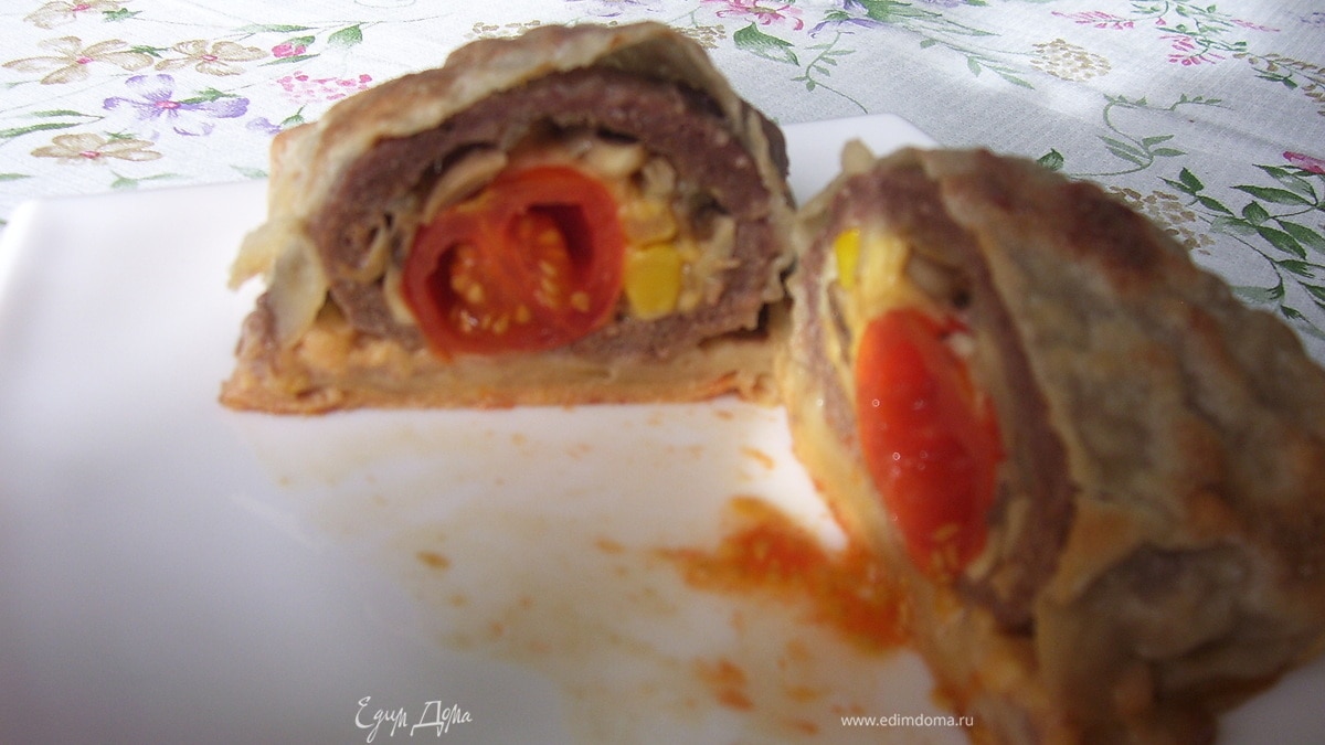 Мясной рулет в слоенном тесте