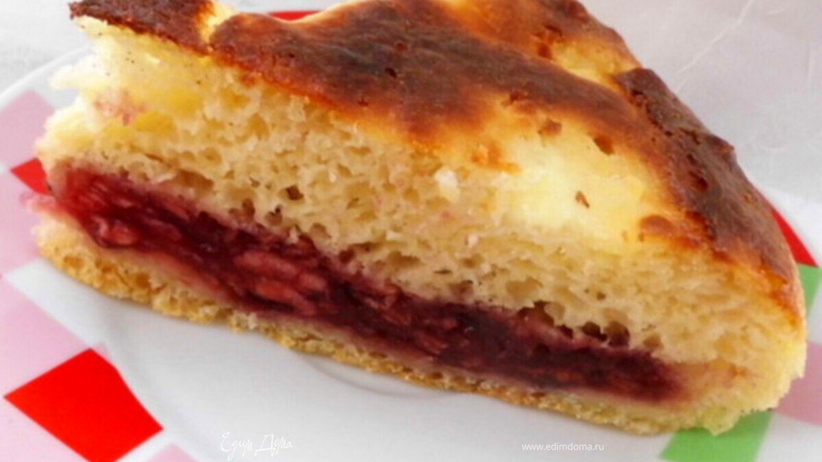 Пирог из дрожжевого оладьевого теста с яблоками и джемом