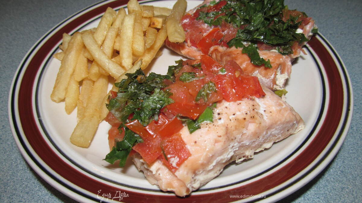 Филе лосося с луком-шалотом и томатами от Джулии Чайлд