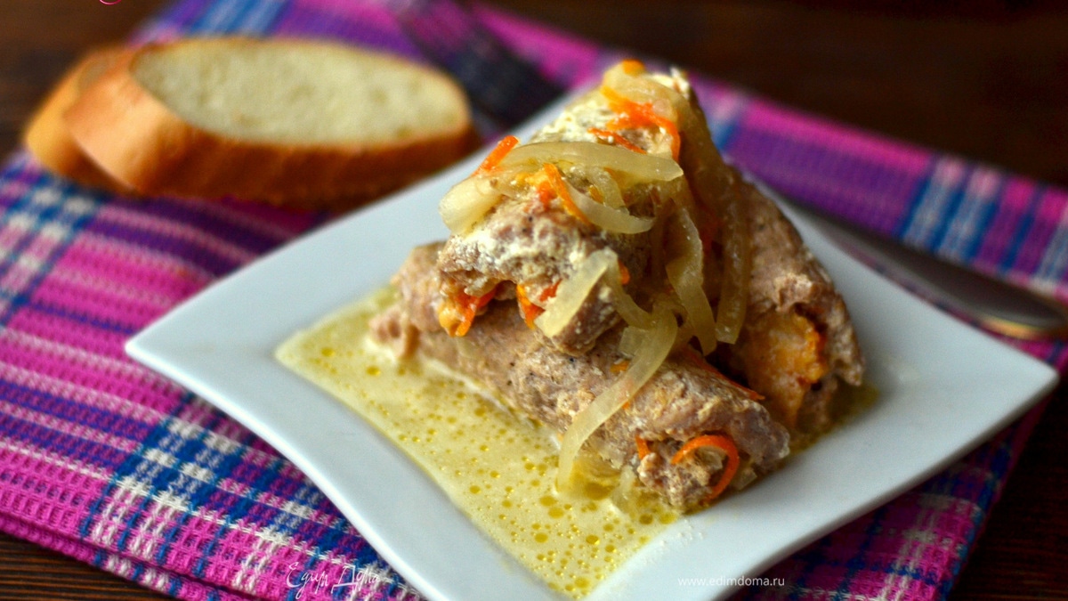 Крученики с сыром, луком и морковью под сметанной заливкой