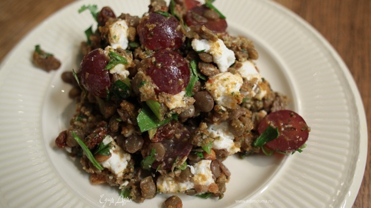 Салат из чечевицы с виноградом и козьим сыром 