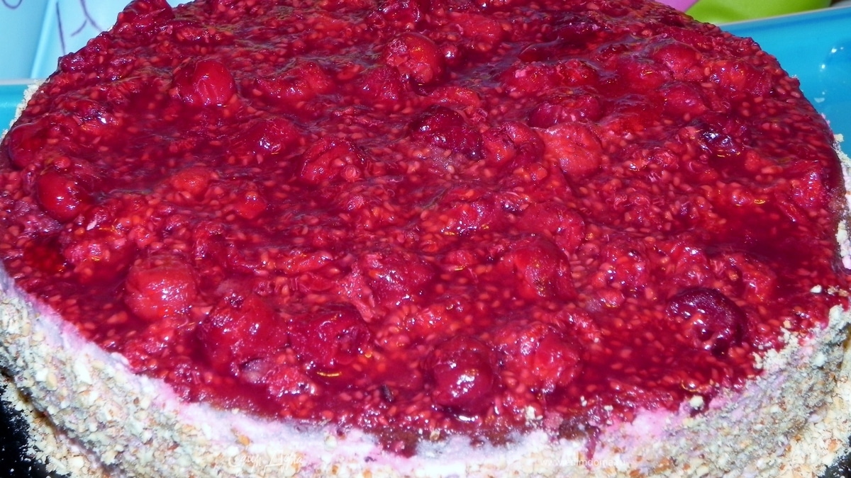 Торт с малиной и творожно-сметанным кремом