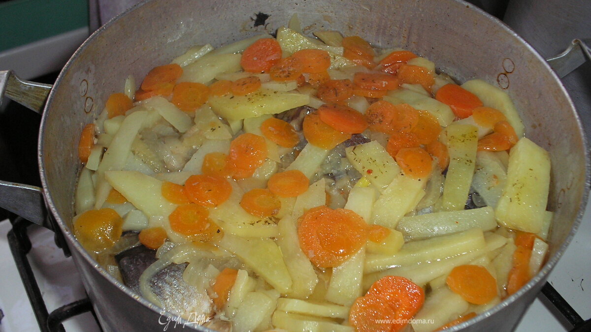Сельдь свежая, тушенная с овощами