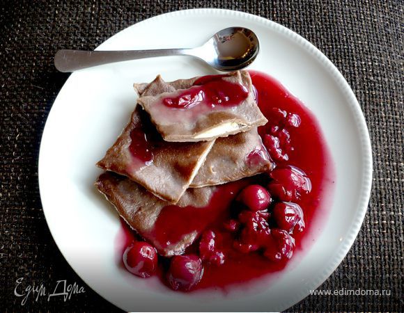 Шоколадные равиоли с вишневым рагу