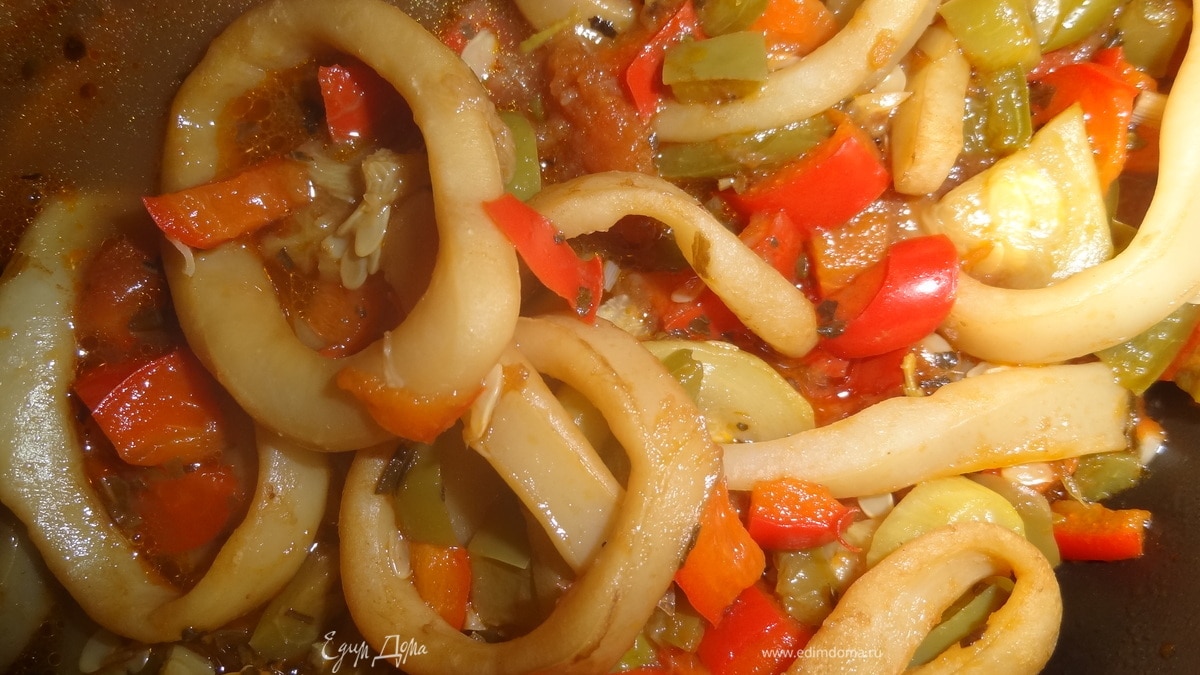 Рагу из красного перца с кальмаром