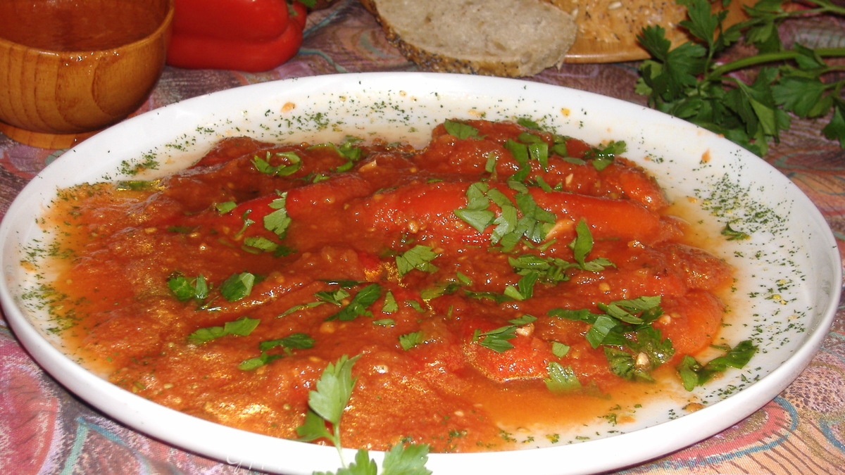 Перцы с помидорным соусом (Пиперки с доматен сос)