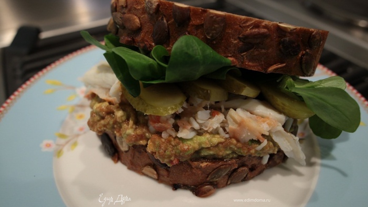 Бутерброд с крабами и авокадо