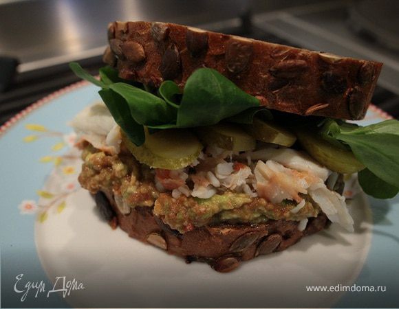 Бутерброд с крабами и авокадо 