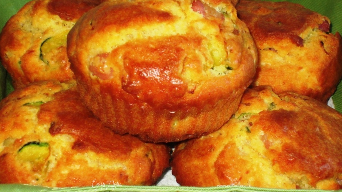 Закусочные маффины с беконом и цукини