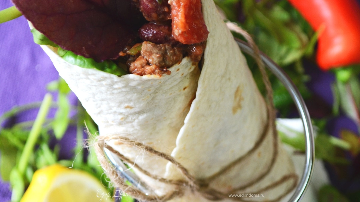 Бурито с чили из красной фасоли с говядиной, рисом и зеленым салатом