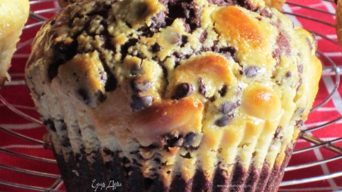 Шоколадные маффины с миндалем и сливочным сыром