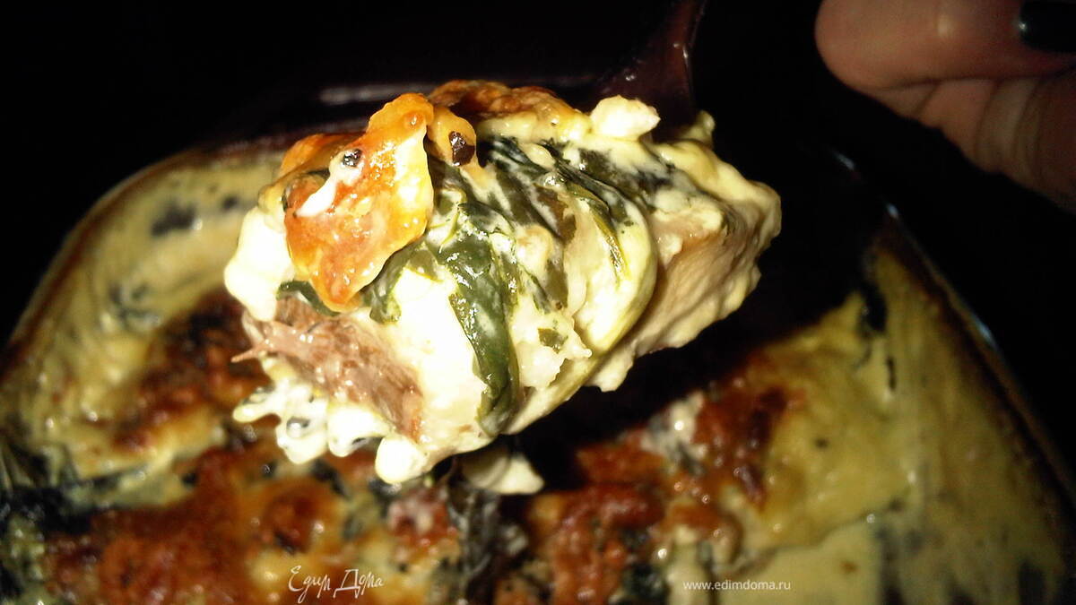 Филе пикши со шпинатом, запеченное в сырном сливочном соусе