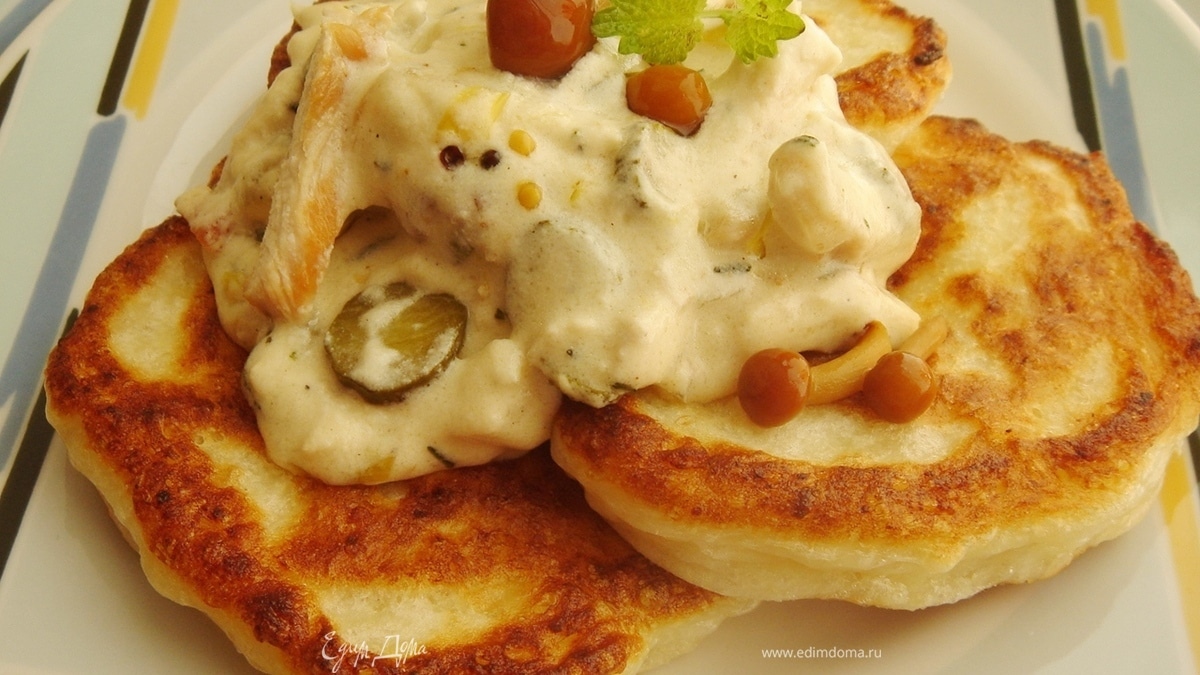 Картофельные оладьи с куриными шницелями в сливочном соусе