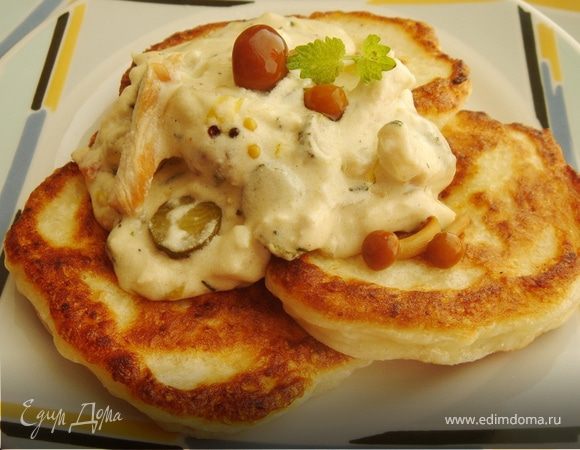 Картофельные оладьи с куриными шницелями в сливочном соусе