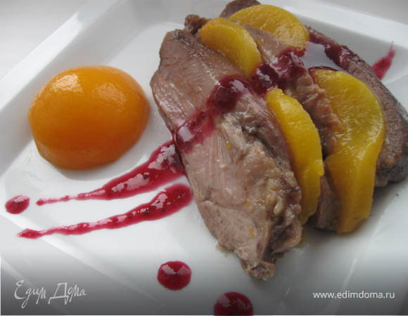 Индейка, глазированная медом с клюквенным соусом и персиком в легком сиропе