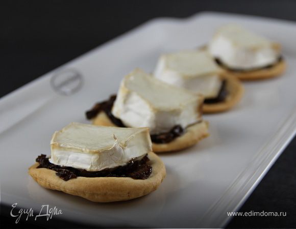 Закусочные тарталетки из песочного теста с козьим сыром и луковым джемом