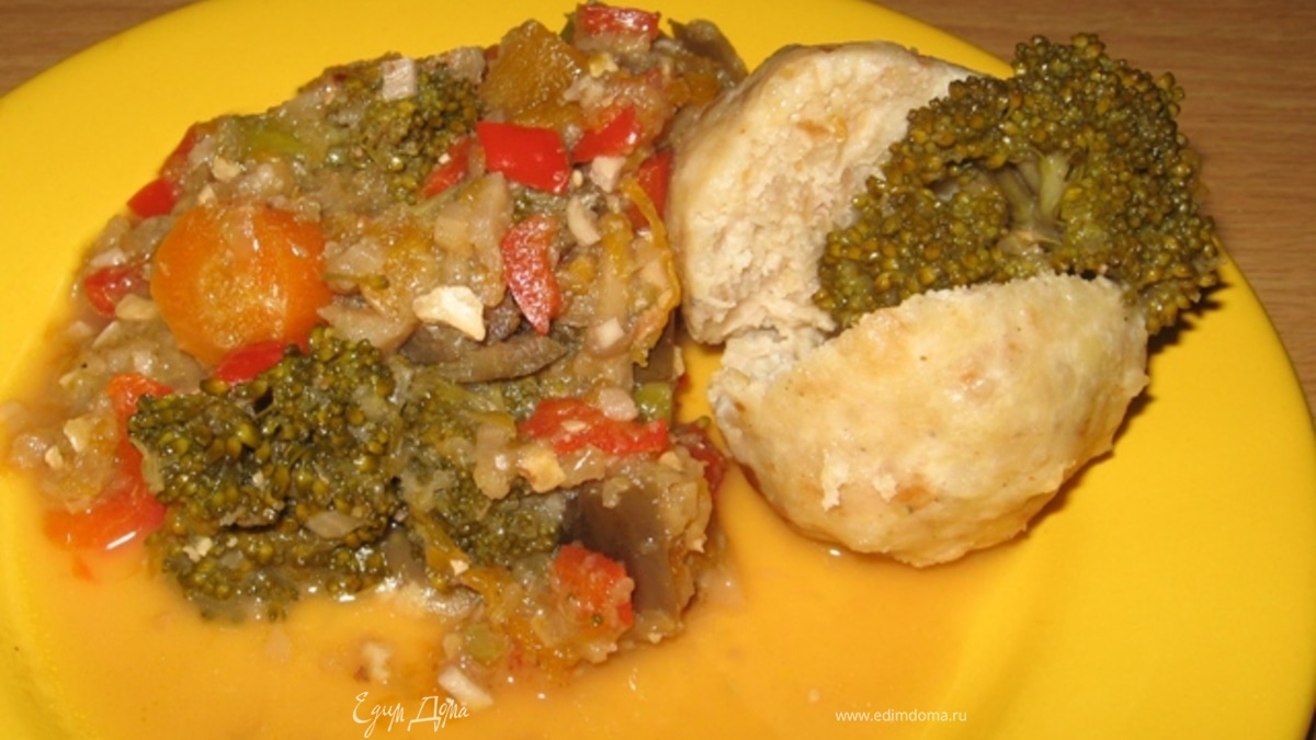 Вареные тефтели с овощным гарниром