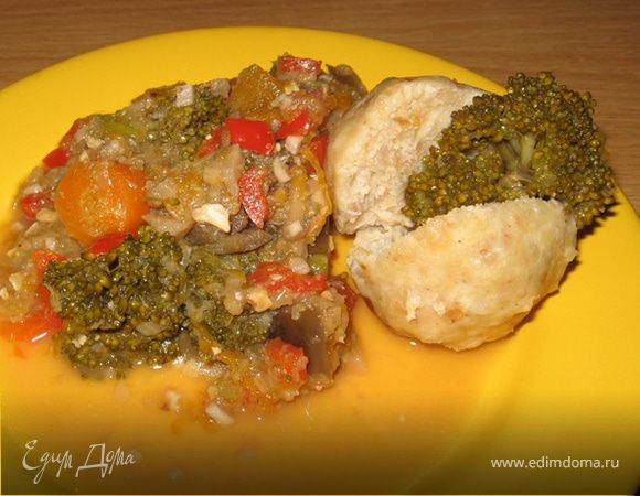 Вареные тефтели с овощным гарниром