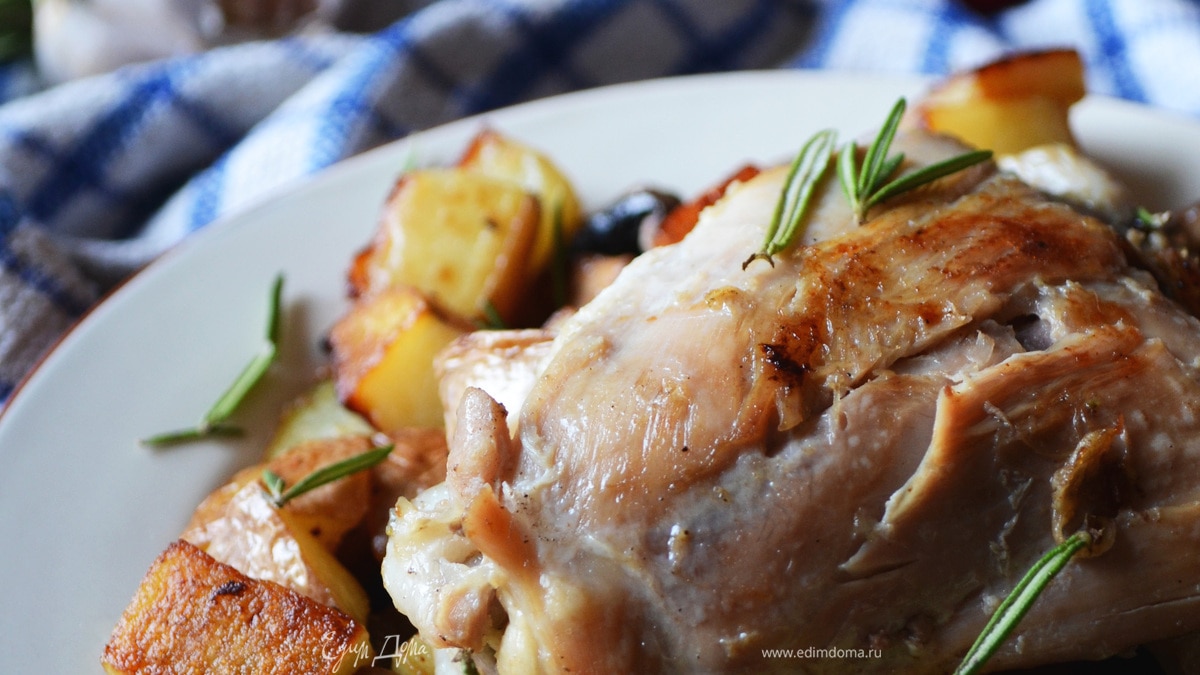 Жаркое из курицы с грибами, картофелем и розмарином