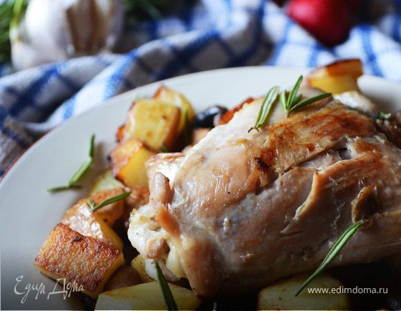 Жаркое из курицы с грибами, картофелем и розмарином