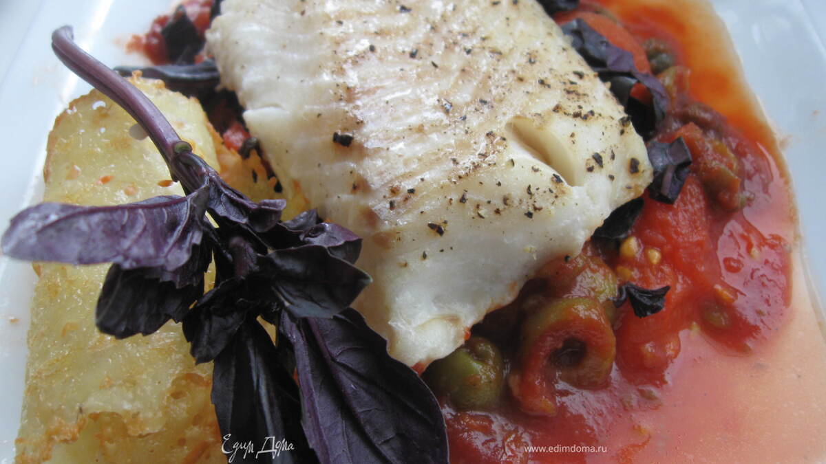 Треска на подушке из томатов, базилика и оливок