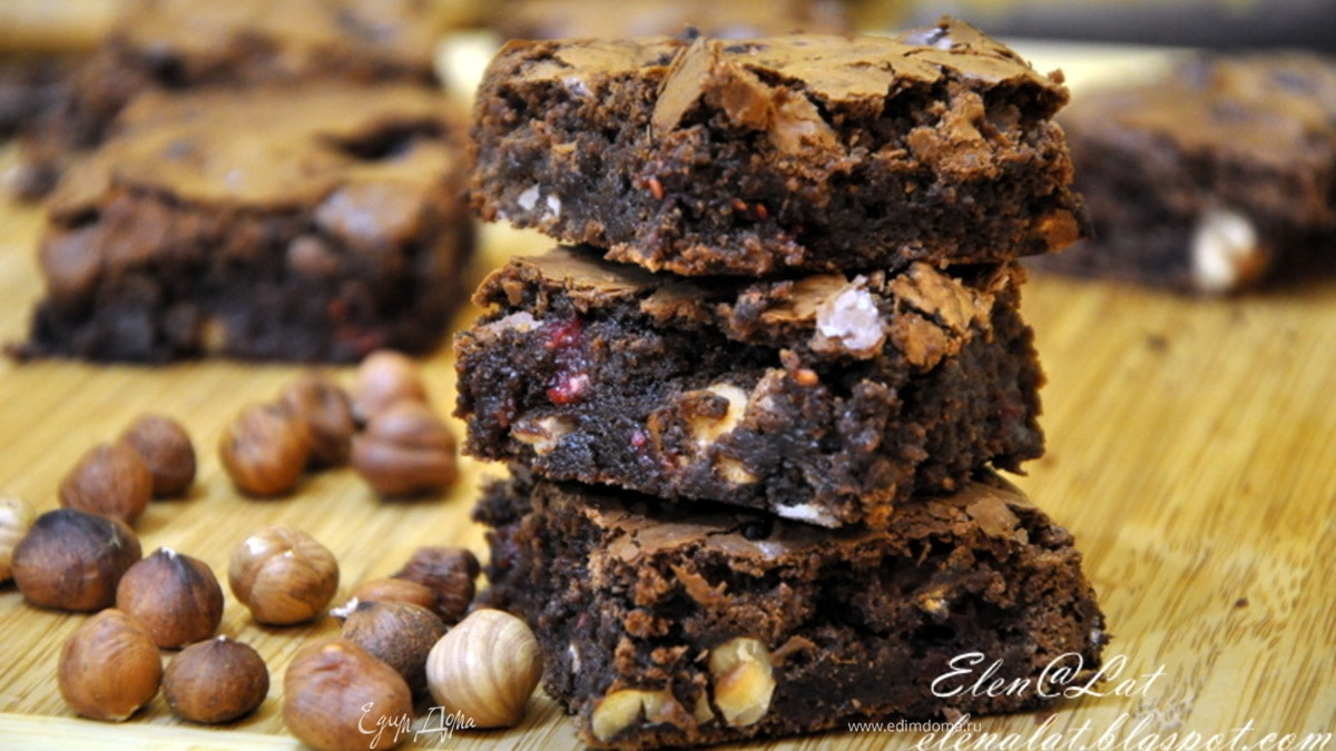 Брауни с фундуком и малиной