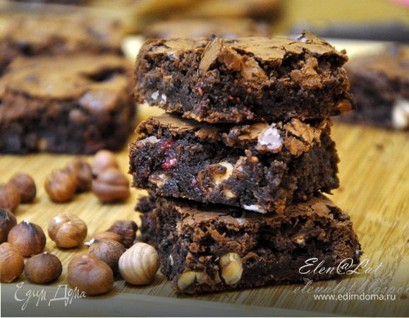 Брауни с фундуком и малиной