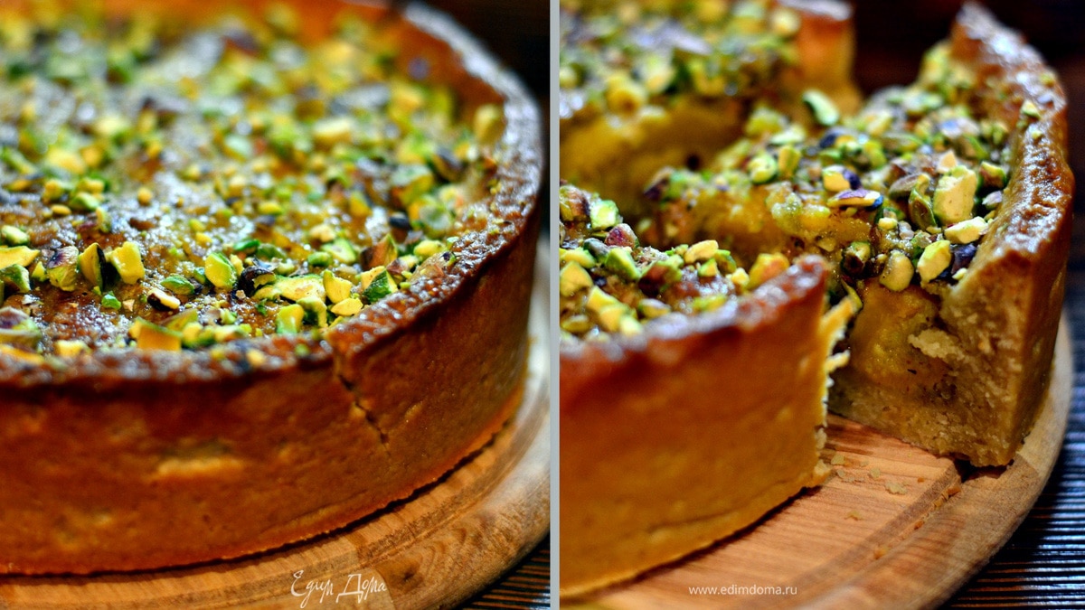 Ароматный персиковый пирог с фисташками и миндалем