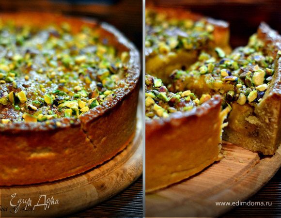 Ароматный персиковый пирог с фисташками и миндалем