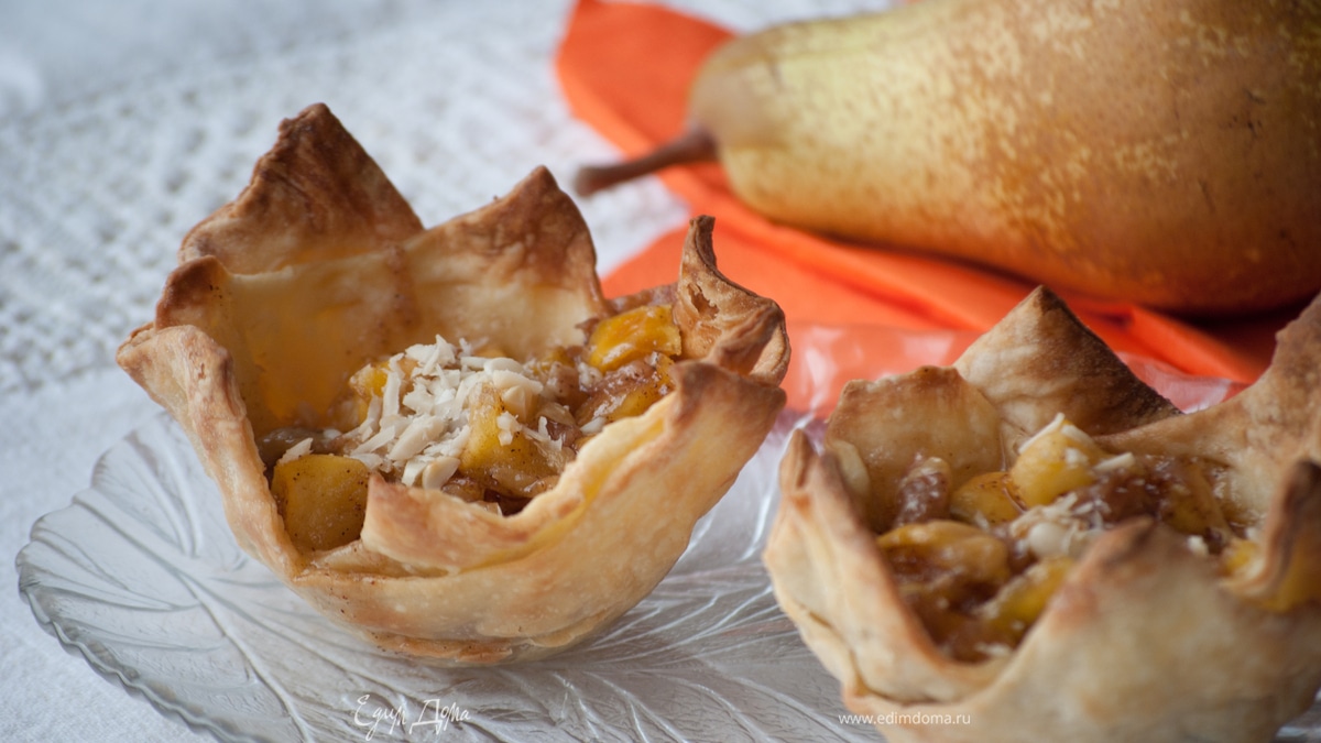 Корзиночки из слоеного теста, запеченные с медовыми грушами и сыром