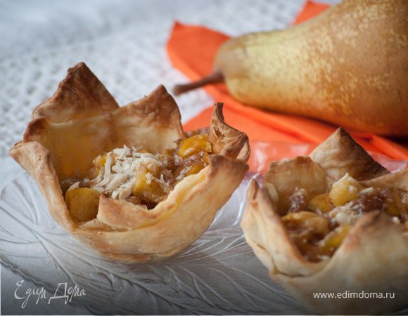 Корзиночки из слоеного теста, запеченные с медовыми грушами и сыром Корзиночки из слоеного теста, запеченные с медовыми грушами и сыром