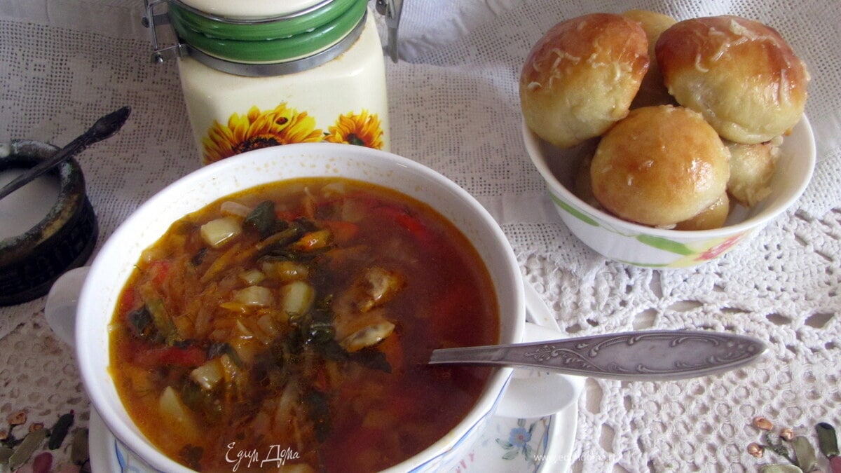 Украинский борщ с фасолью и пампушками