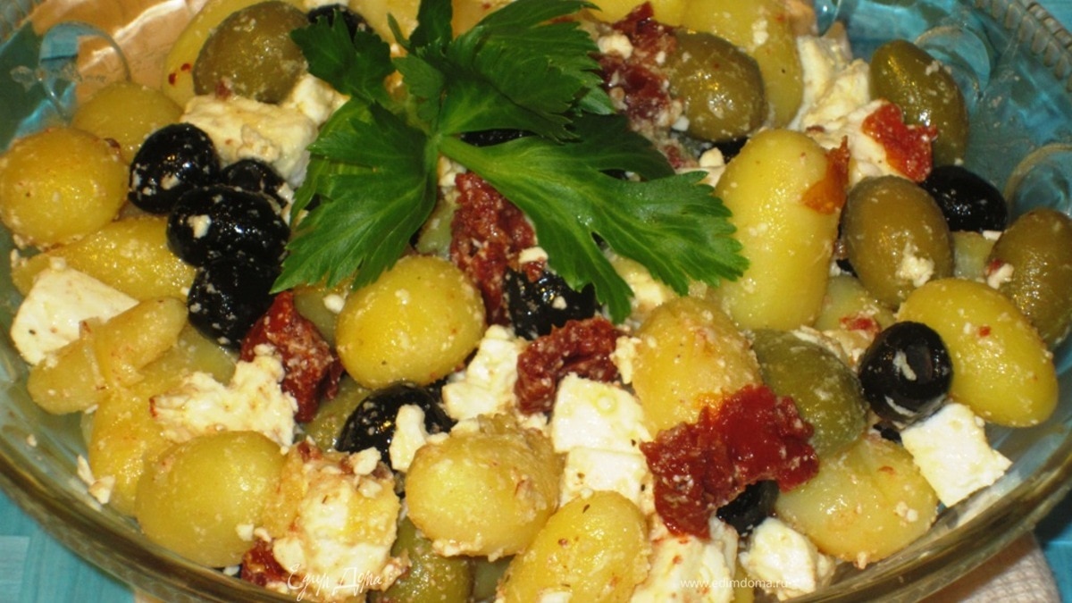 Картофельный салат с оливками, вялеными помидорами и фетой