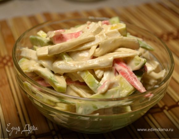 Салат с авокадо и крабовыми палочками с острым спайси соусом